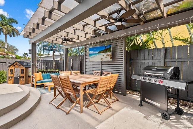 Building Photo - 223 SE 8th St