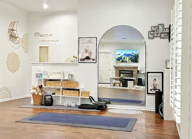 Building Photo - 6162 N Brookline Ave