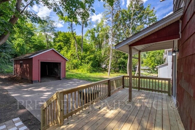Building Photo - 3 Bed Home with Garage, Private Driveway & Yard – $1,495/mo