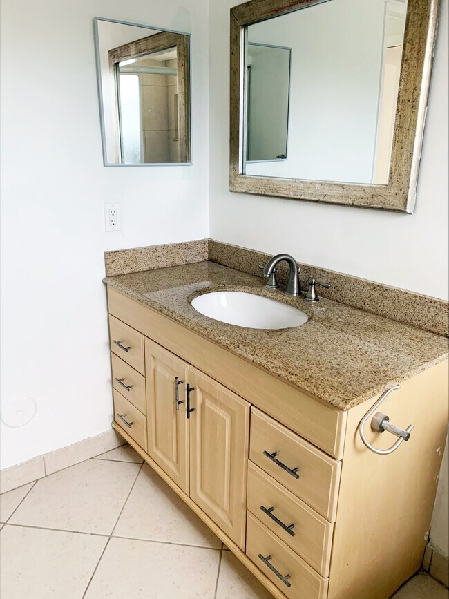 Building Photo - 508 Gardens Dr