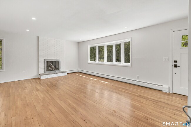 Building Photo - 48 Crestwood Rd