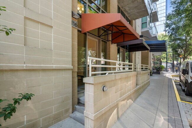 Building Photo - 905 Juniper St NE