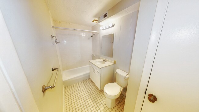Building Photo - 502 Oak St