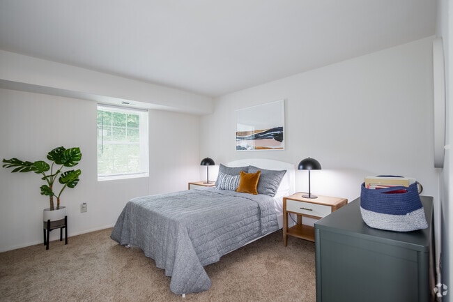2BR, 1BA - 793SF - Moravia Park Apartments