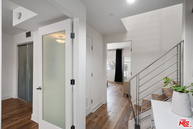 Building Photo - 11023 Fruitland Dr