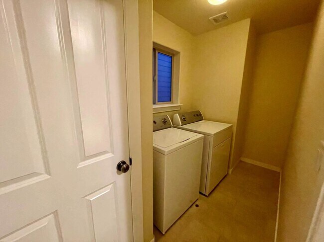 Building Photo - 2551 NW Byrne Terrace