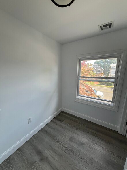 Building Photo - 1341 E 2nd St