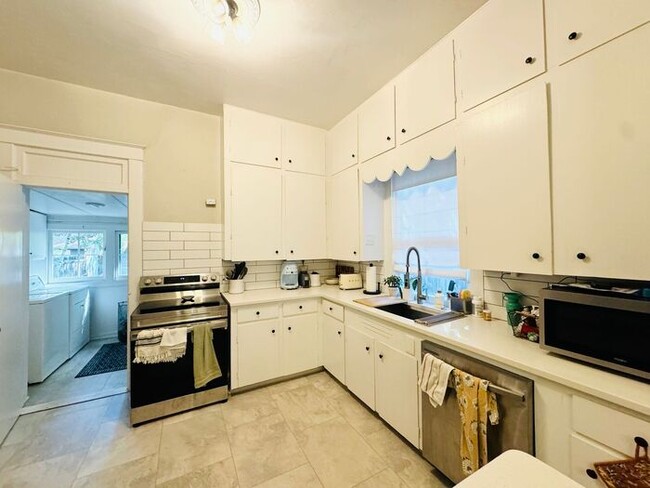 Building Photo - Updated 2 bed/ 1 bath House in Old Town Fo...