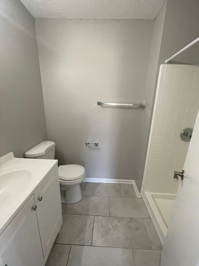 Building Photo - Must see this adorable 2 Bedroom, 2 bath condo on the 2nd floor in the RoseCroft community