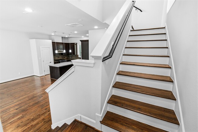 Building Photo - 1007 W 17th St