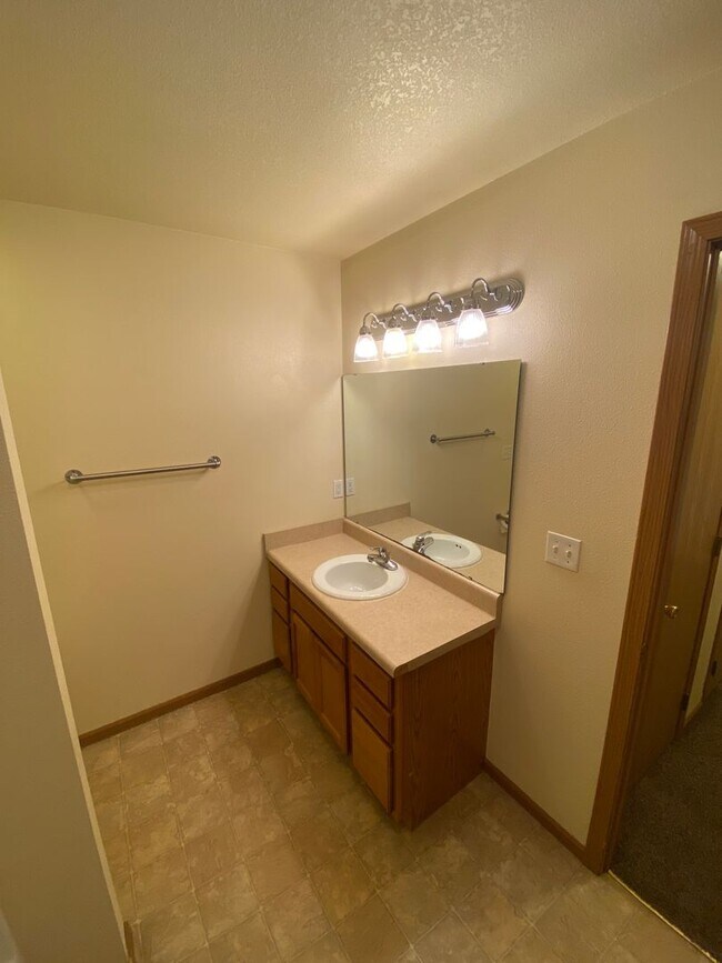 Building Photo - Beautiful 2 bedroom 1 bathroom duplex close to FLW!!