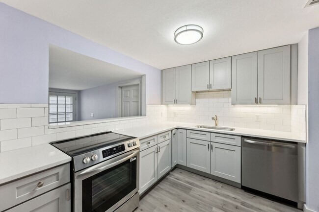 Building Photo - Adorable Newly Renovated 3/2 on Amelia Isl...