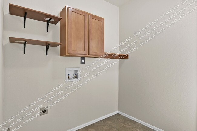 Building Photo - This beautiful 4 bedroom, 3 1/2 bathroom, ...