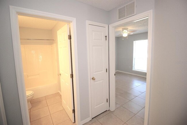 Building Photo - 12 Round Table Ln