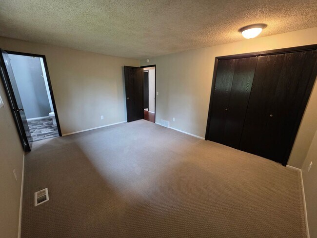 Building Photo - Beautiful Home in 5 Mile