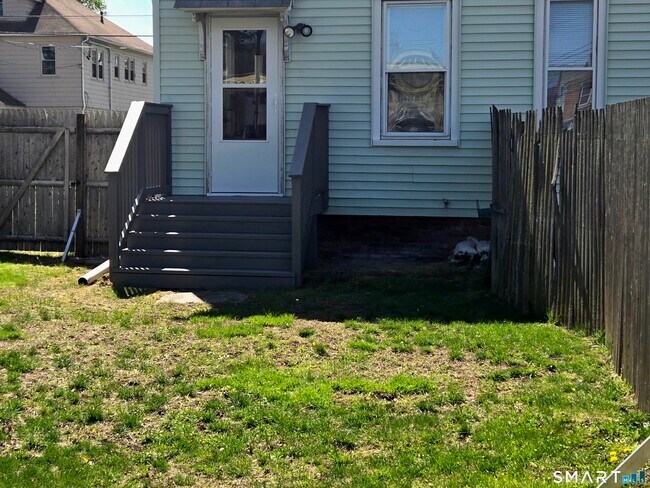 Building Photo - 27 Maple St