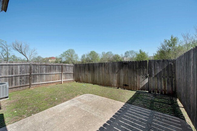 Building Photo - August 2026 Pre-Lease! Spacious 3 Bed/3.5 ...