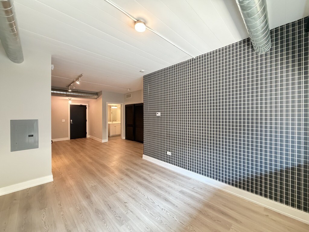 Building Photo - 941 W Belmont Ave