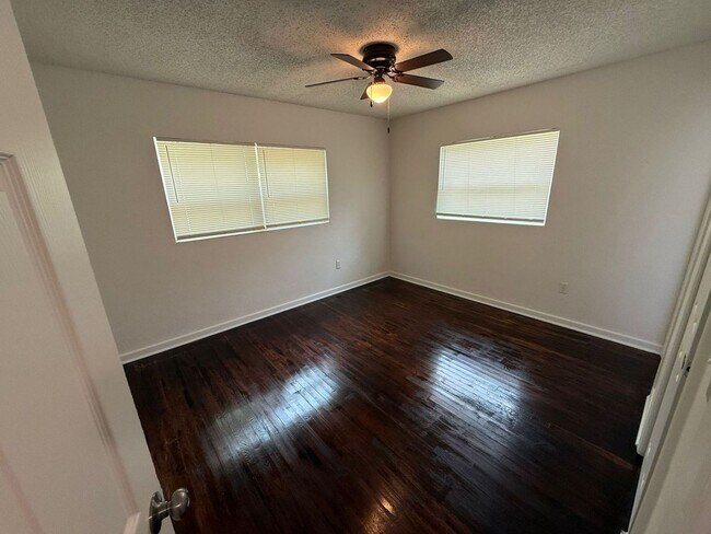 Building Photo - 5104 Londonderry Blvd