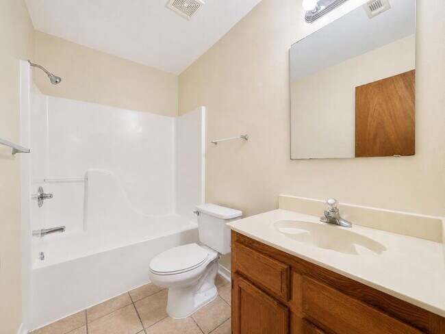 Building Photo - "Charming 2-Bedroom Townhouse with 2 Full Baths on Wellington Road!"