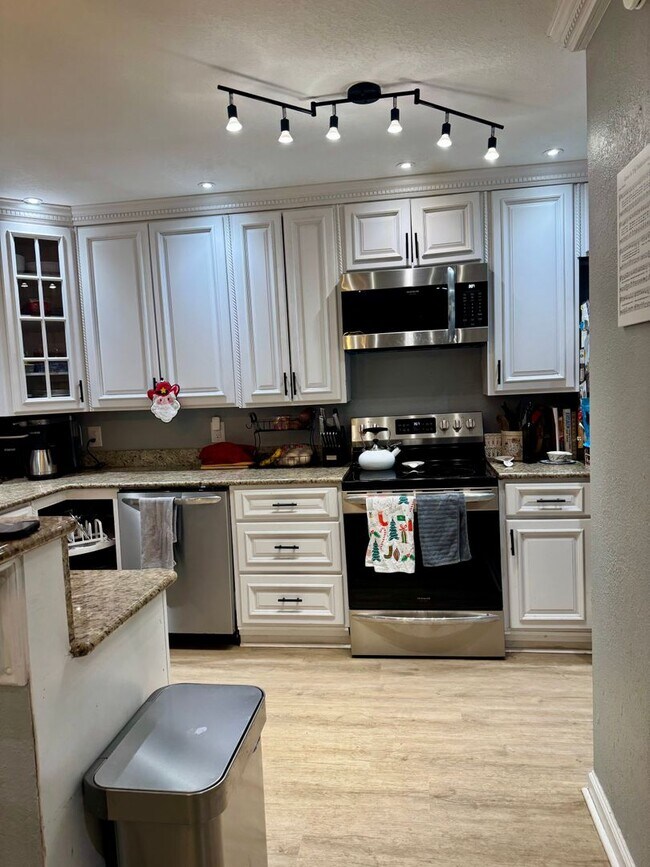 Building Photo - Centrally Located Updated Cape Cod!