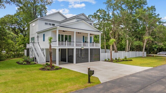 Building Photo - All Inclusive Seasonal Rental in the Beaut...