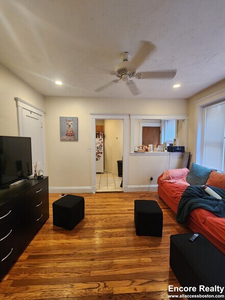 Building Photo - 208 Kelton St