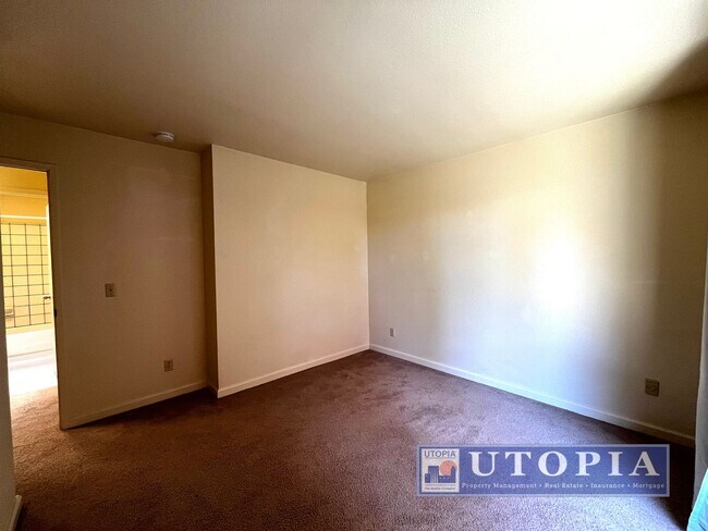 Building Photo - Charming 3 Bedroom, 2-bathroom Townhouse v...