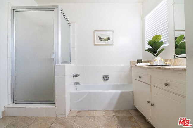 Building Photo - 344 S Doheny Dr