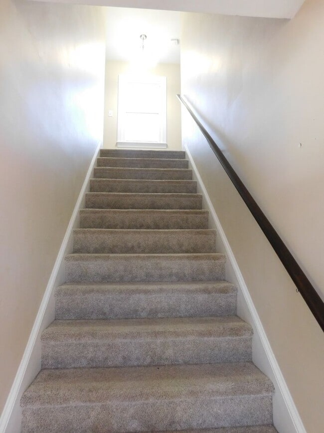 Building Photo - 105 Little Rossie Rd