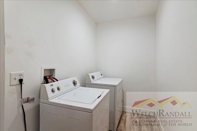 Building Photo - Beautifully Updated Single Family Home in ...