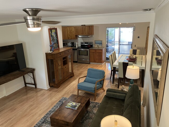 Building Photo - 814 Dahlia Ln