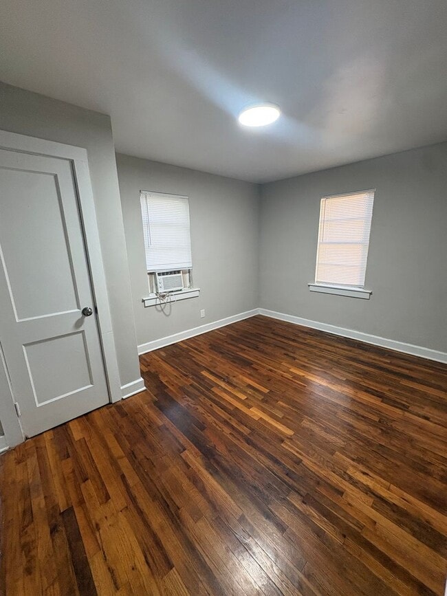 Building Photo - Spacious 2bedroom Duplex $500.00 off first...