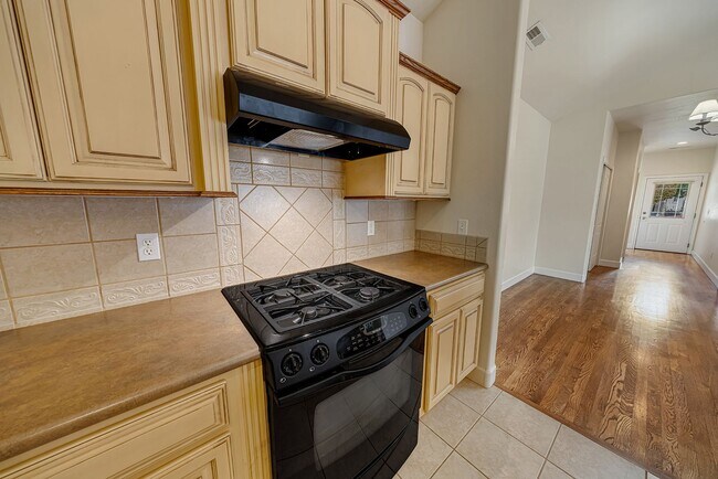 Building Photo - 832 Montclair Dr