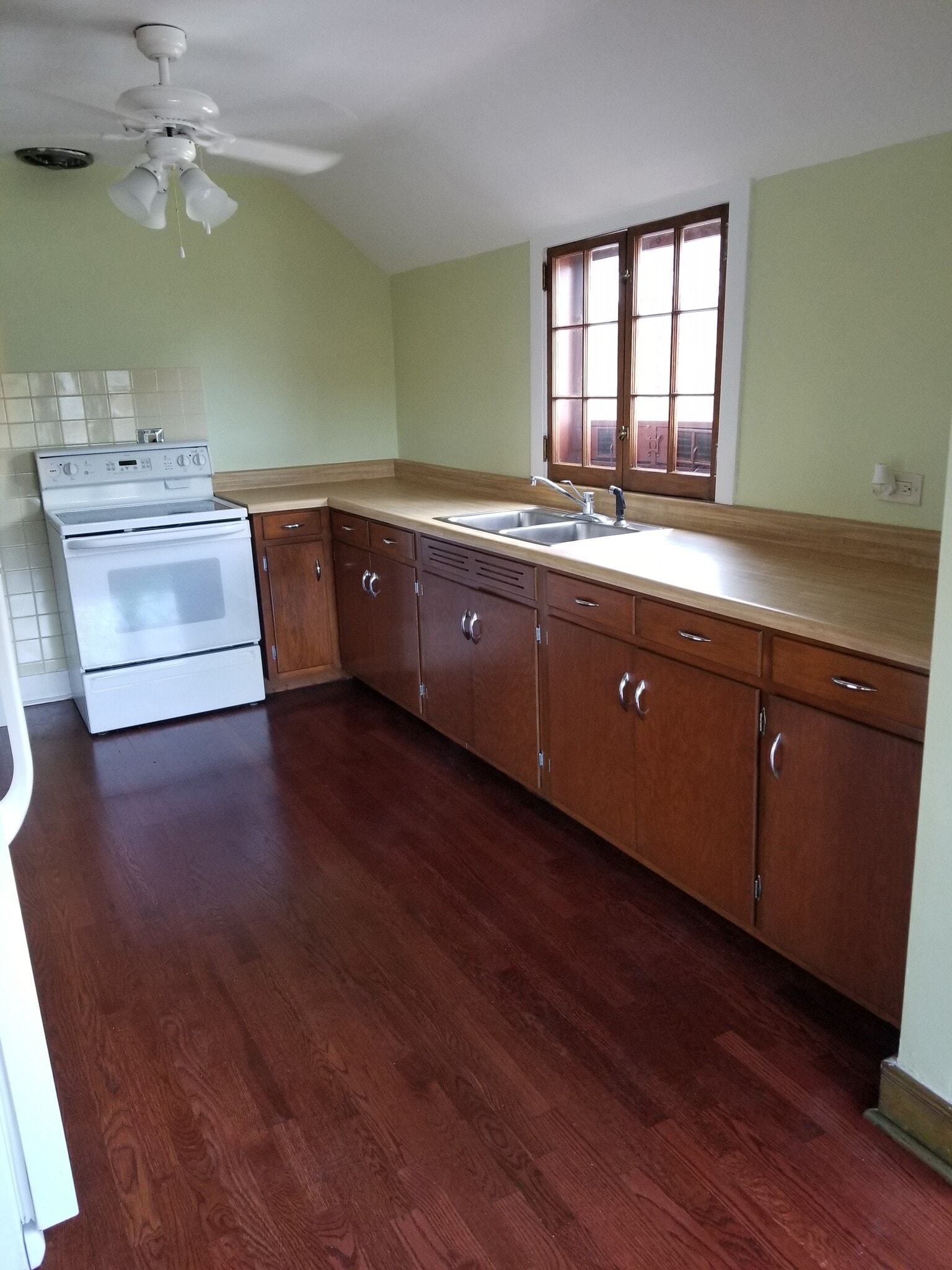 Kitchen - 7560 W Touhy Ave
