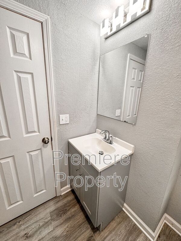 Building Photo - 422 S Hocker Ave