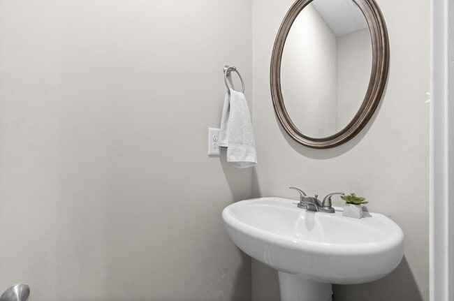 Building Photo - 3 Bedroom 2 1/2 Bath Pet Friendly Home For Rent!