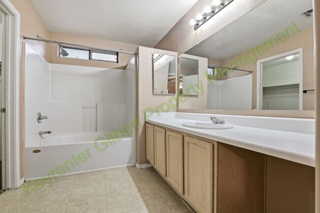 Building Photo - Gilbert 3-Bed / 2.5-Bath Home with Convenient Central Location