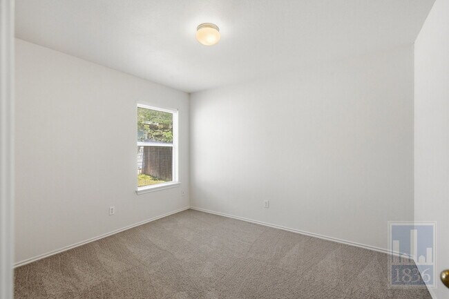 Building Photo - 228 Pearl Lake Dr