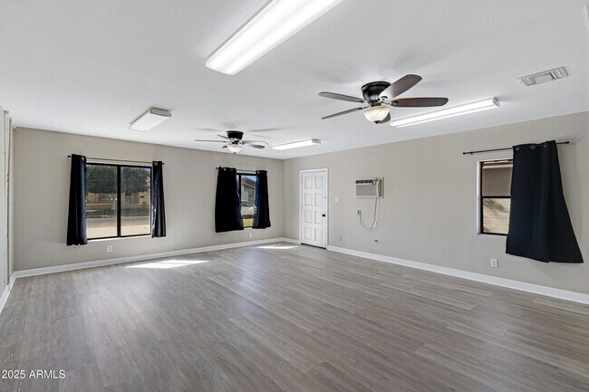 Building Photo - 110 W Del Rio Dr