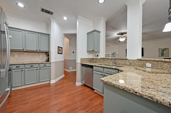 Building Photo - 2041 Desco Dr