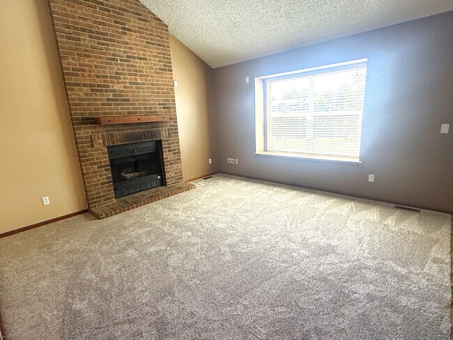 Building Photo - Wonderful 2 Bedroom and Loft on Large Lot and Backs to Open Space!