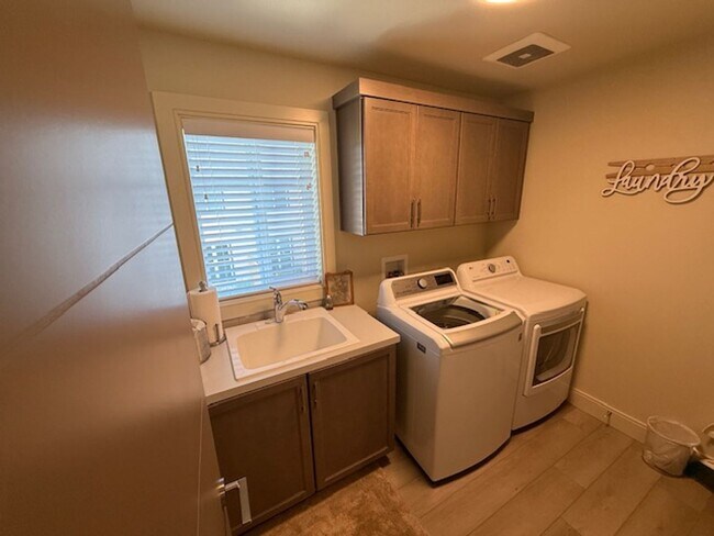 Building Photo - Available September 1, 3 bed 2.5 bath