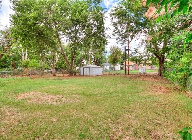 Building Photo - 213 W Jacobs Dr