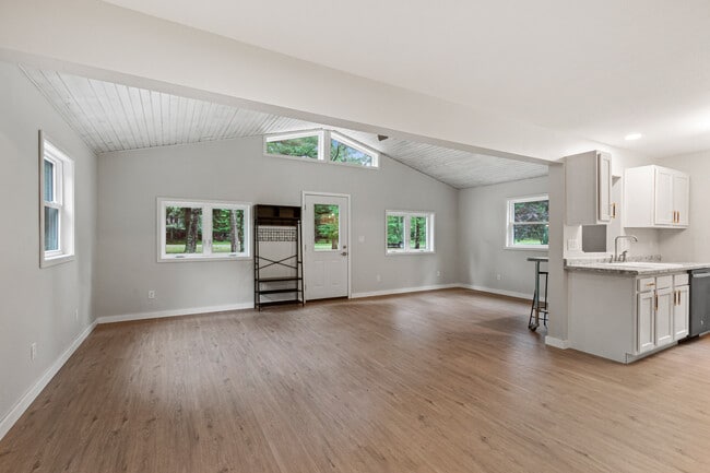 Building Photo - 1688 S Aurora Ln