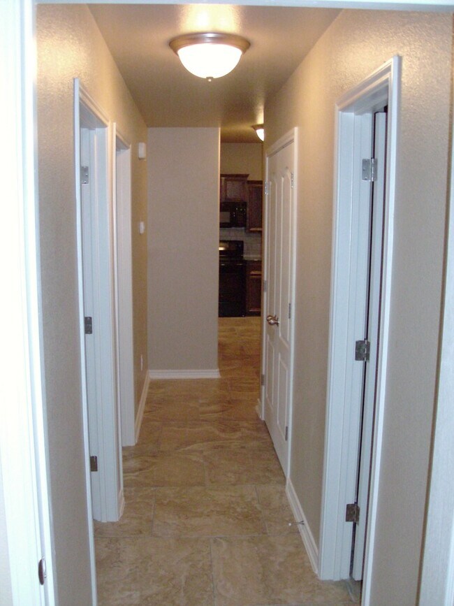 Building Photo - Viewable 10/3 – Spacious 3 Bedroom, 2 Bath...