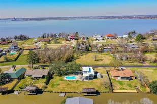 Building Photo - 204 Yaupon Dr