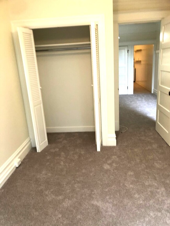 Building Photo - Bright & Spacious 1 Bedroom, Washer/Dryer ...