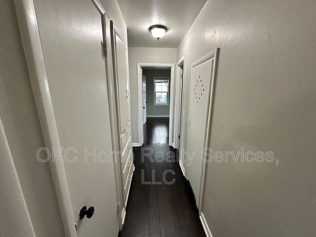 Building Photo - 3117 N Lindsay Ave