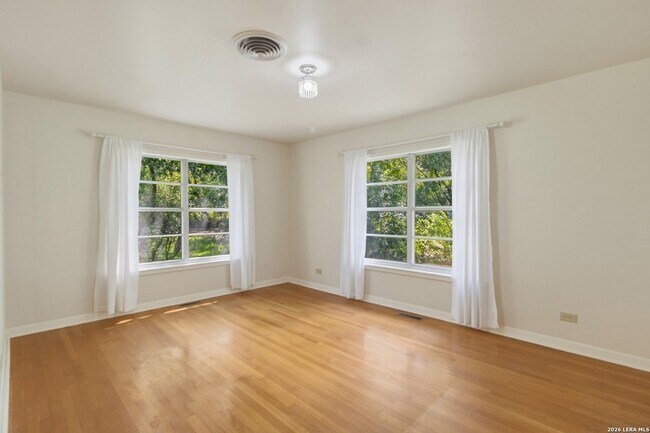 Building Photo - 207 Canyon Dr